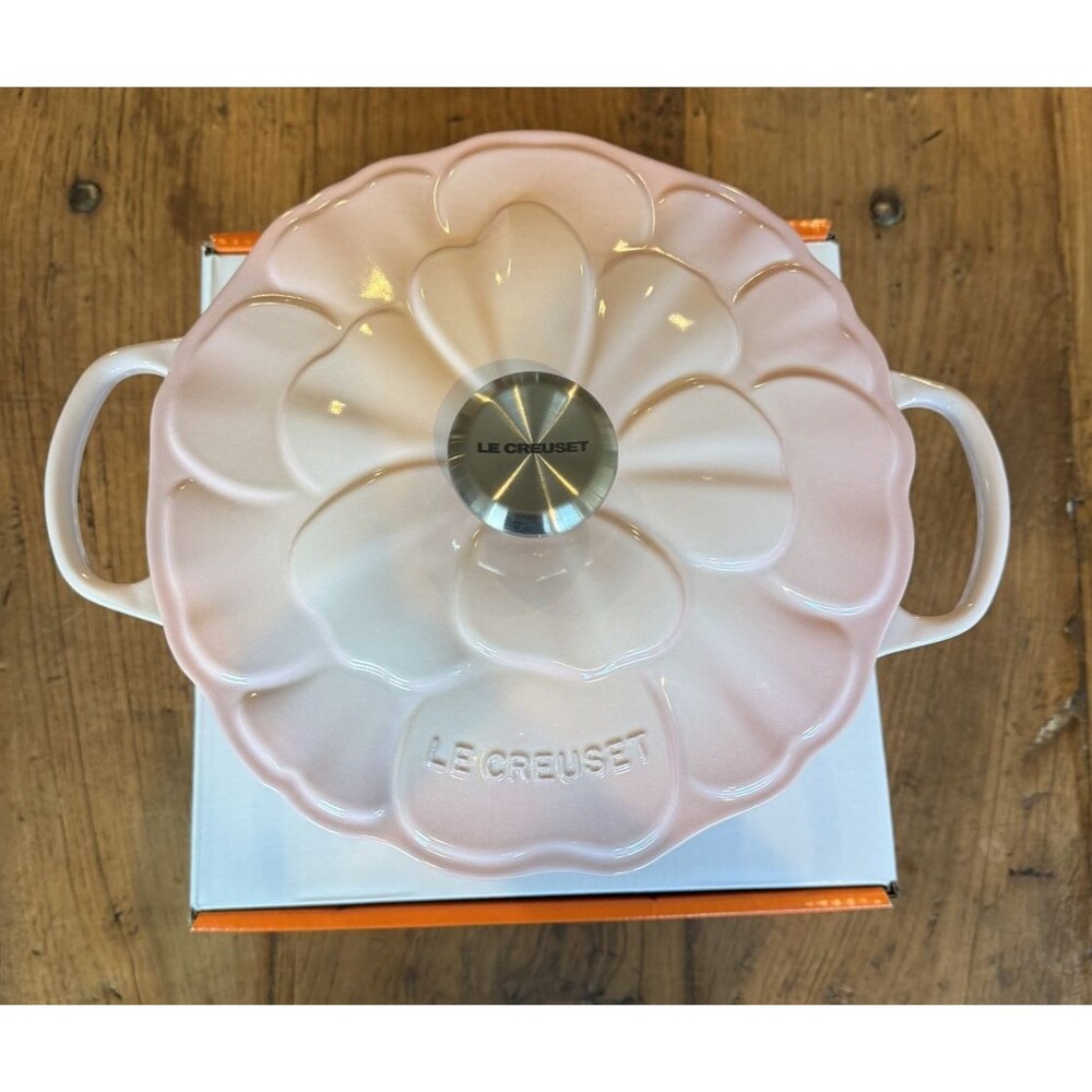 Le Creuset Enameled Cast Iron Petal Round Casserole 26 cm 5.5 qt Shell Pink NEW - Picture 2 of 12